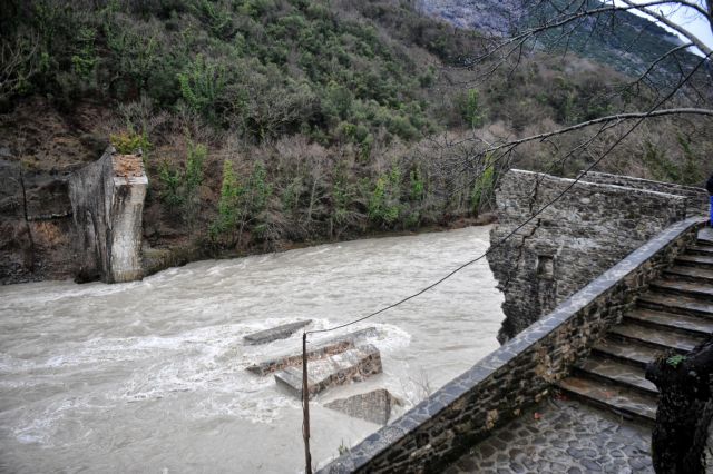 Αμεσα αναμένεται να ξεκινήσει η αναστήλωση του γεφυριού της Πλάκας