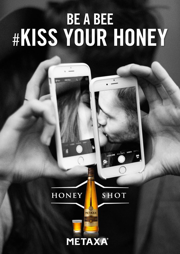 Be a bee and #kissyourhoney: Φιλί-κλικ-Μύκονος