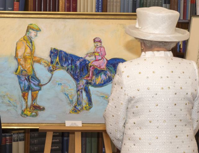 Έκπληκτη η Ελισάβετ μπροστά σε πίνακα που δείχνει την ίδια και τον πατέρα της