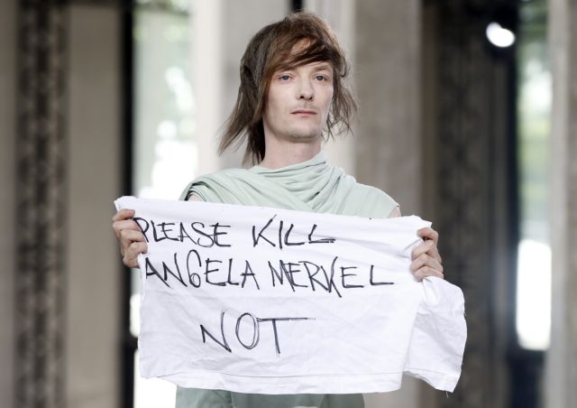 Πανό για τη Μέρκελ κλέβει την παράσταση σε επίδειξη μόδας