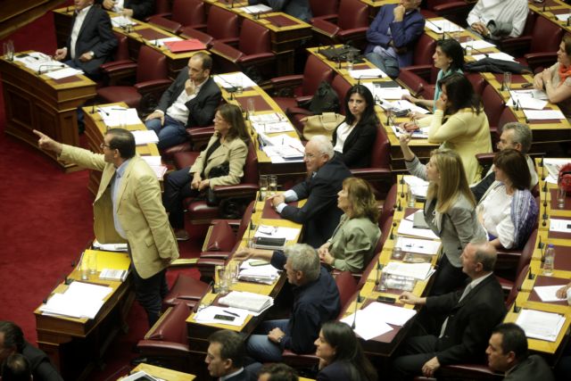 LIVE: Κρίσιμη ψηφοφορία στη Βουλή για το δημοψήφισμα