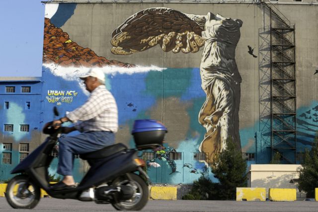 Διεθνή ΜΜΕ: Τίτλοι αβεβαιότητας και πρωτοσέλιδα με ουρές στα ΑΤΜ