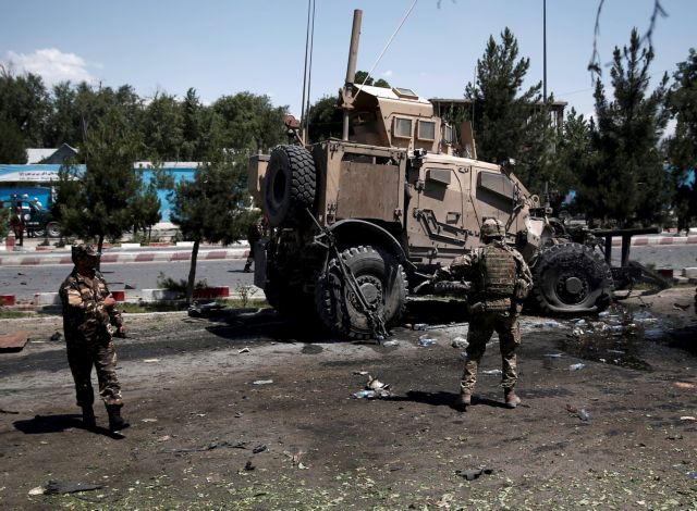 Αφγανιστάν: Εξι νεκροί από βομβιστική επίθεση με στόχο ΝΑΤΟϊκή οχηματοπομπή