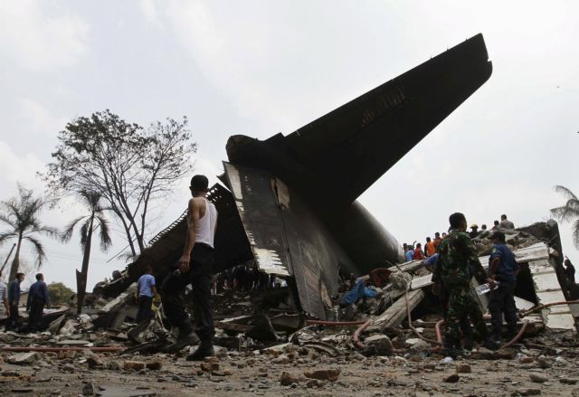 Ινδονησία: Συντριβή στρατιωτικού αεροπλάνου - Φόβοι για πάνω από 100 νεκρούς