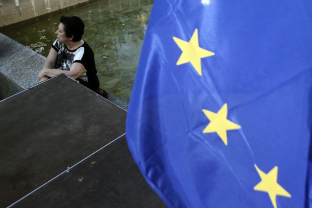 Στα ίσα «ναι» και όχι», συντριπτικά υπέρ του ευρώ