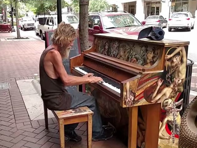 Ο άστεγος που παίζει πιάνο καλύτερα κι από σολίστα