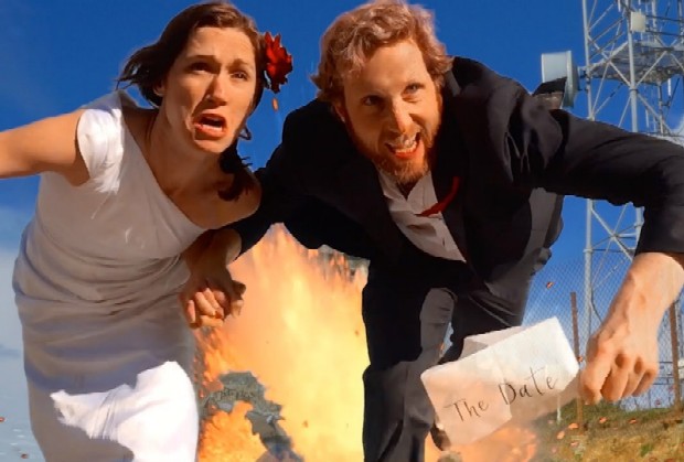 Ζευγάρι κάνει το πιο απίστευτο «Save the Date» που έχουμε δει