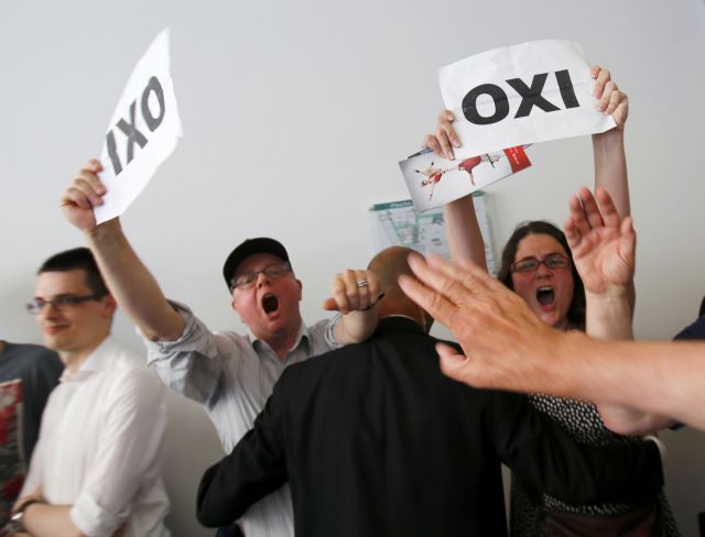 Διακοπή ομιλίας της Μέρκελ με «ελληνικό άρωμα» για το δημοψήφισμα