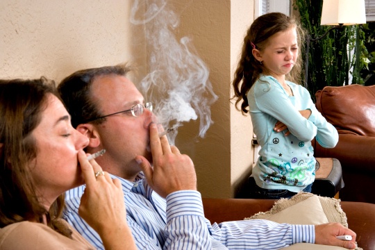 Το παθητικό κάπνισμα αυξάνει τον κίνδυνο παιδικής παχυσαρκίας