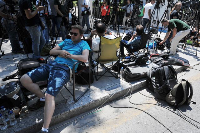 Φωτογραφίες: Δημοσιογράφοι ξεροσταλιάζουν έξω από το Προεδρικό Μέγαρο