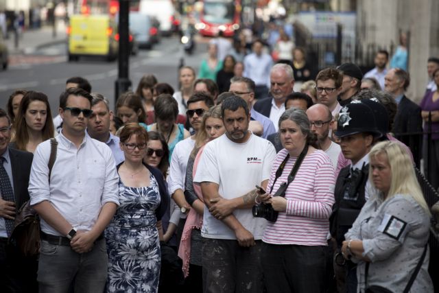 Δέκα χρόνια μετά, το Λονδίνο θυμάται και τιμά τους νεκρούς της 7ης Ιουλίου