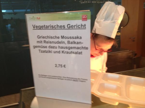 Τι τρώνε οι γερμανοί εθνοπατέρες: Μουσακά και λάχανο