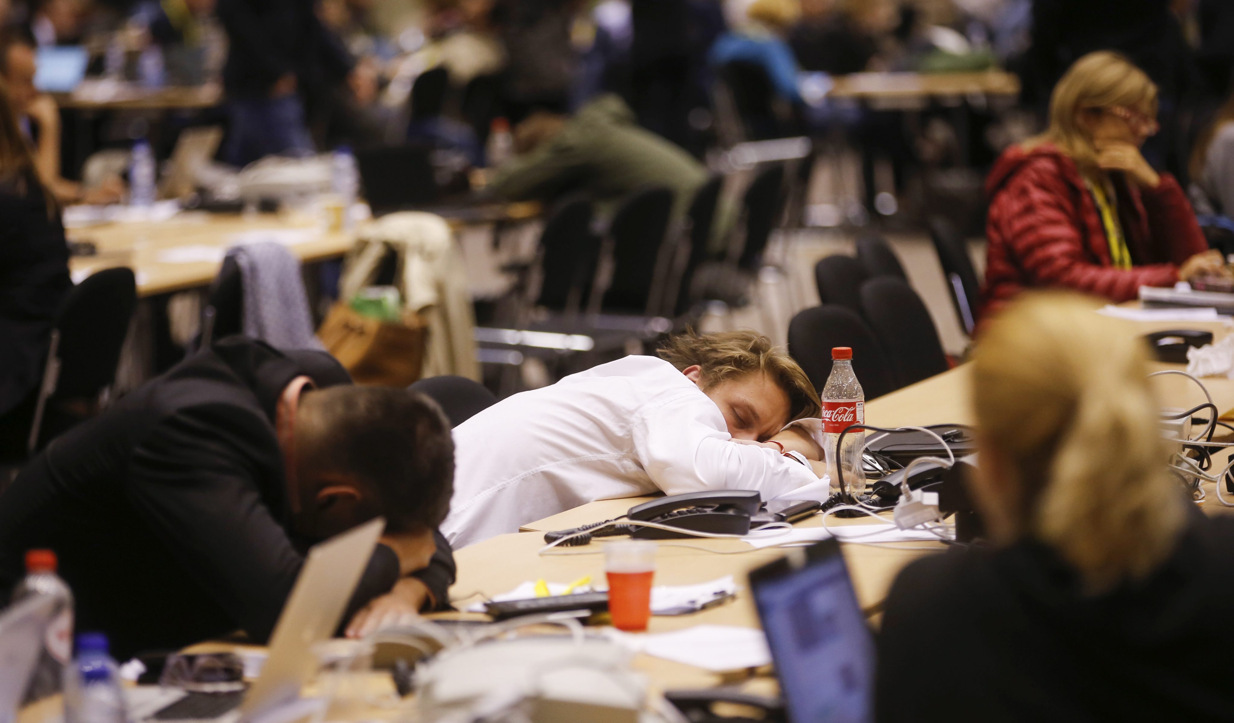 Φωτορεπορτάζ: Δημοσιογράφοι σε κατάρρευση στη Σύνοδο Κορυφής