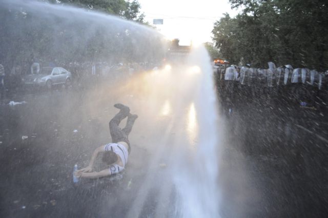 Διαδηλωτές στην Αρμενία έκαναν μούσκεμα αστυνομικούς με… νεροπίστολα