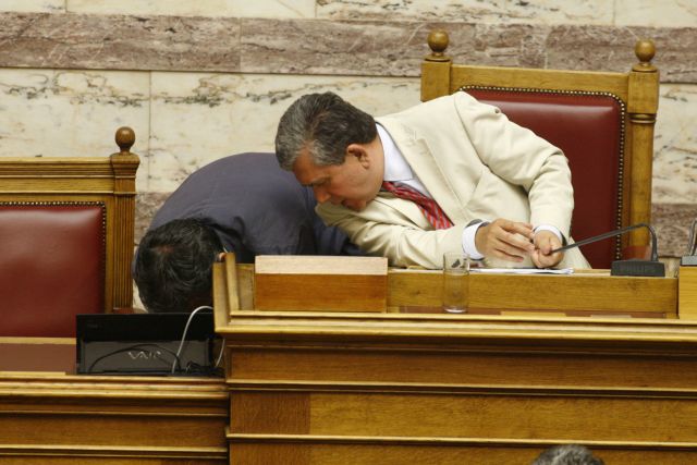 Βουλή: Kούραση και εκνευρισμό κατέγραψε ο φωτογραφικός φακός