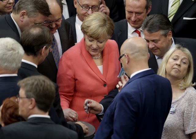 Με απώλειες για την Μέρκελ το «Ja» της Μπούντεσταγκ στη διαπραγμάτευση