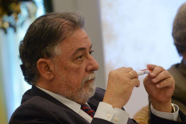 Πανούσης για Βαλαβάνη: Πού τα βρήκε αυτά τα βαλιτσάκια να πάρω κι εγώ