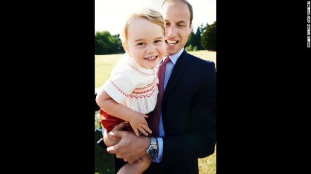 Ο πρίγκιπας Γεώργιος χαμογελά πλατιά και γιορτάζει τα δύο του χρόνια