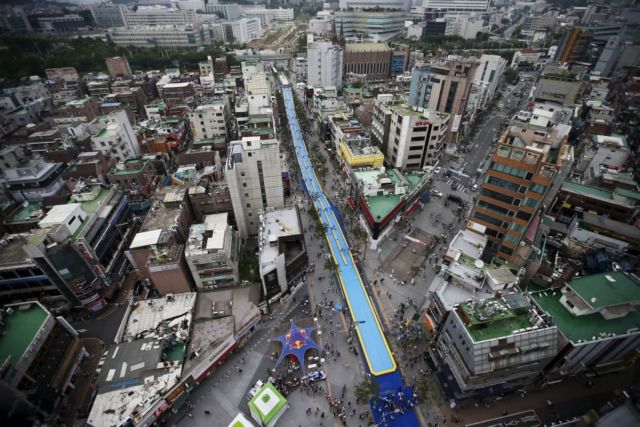 Νεροτσουλήθρα 350 μέτρων «κόβει» τη Σεούλ στα δύο