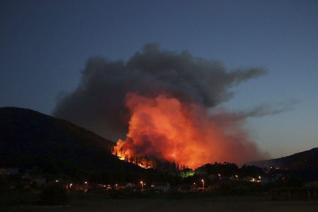 Πυρκαγιά απειλεί 10.000 στρέμματα στην Καταλονία