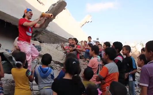 Γάζα: Ιταλός κλόουν μοιράζει χαμόγελα στα παιδιά ανάμεσα στα χαλάσματα