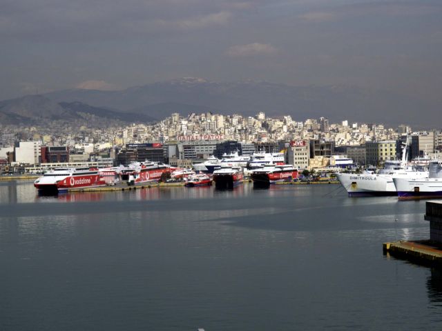 Σύγκρουση πλοίων στο λιμάνι του Πειραιά, δεν υπάρχουν τραυματίες