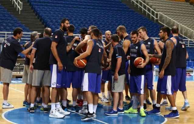 Πρώτη της Εθνικής χωρίς Αντετοκούνμπο, αλλά με τούρτα στον «Παπ»