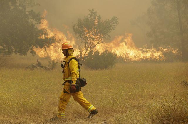 Στο έλεος των πυρκαγιών η Καλιφόρνια, νεκρός ένας πυροσβέστης