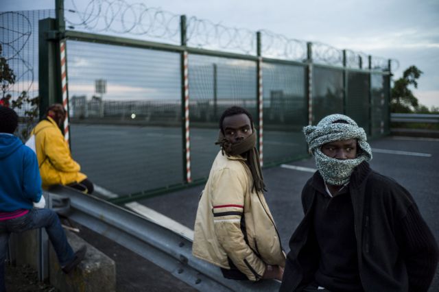 Βρετανία, Γαλλία ζητούν βοήθεια από την ΕΕ για τους μετανάστες του Καλαί