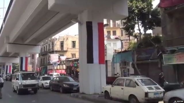 Στο Κάιρο γιορτάζουν, αλλά στόλισαν με τη λάθος σημαία