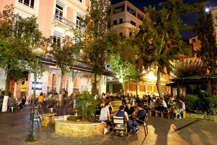 Μπαρ και πλατείες που «ντύνουν» καλοκαιρινά την Αθήνα