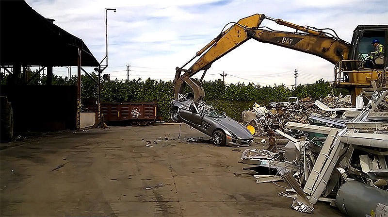 Καταστρέφοντας μια Mercedes-Benz SLS AMG