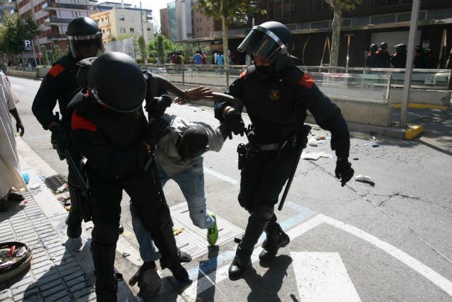 Συγκρούσεις μεταναστών – αστυνομίας στην Ισπανία