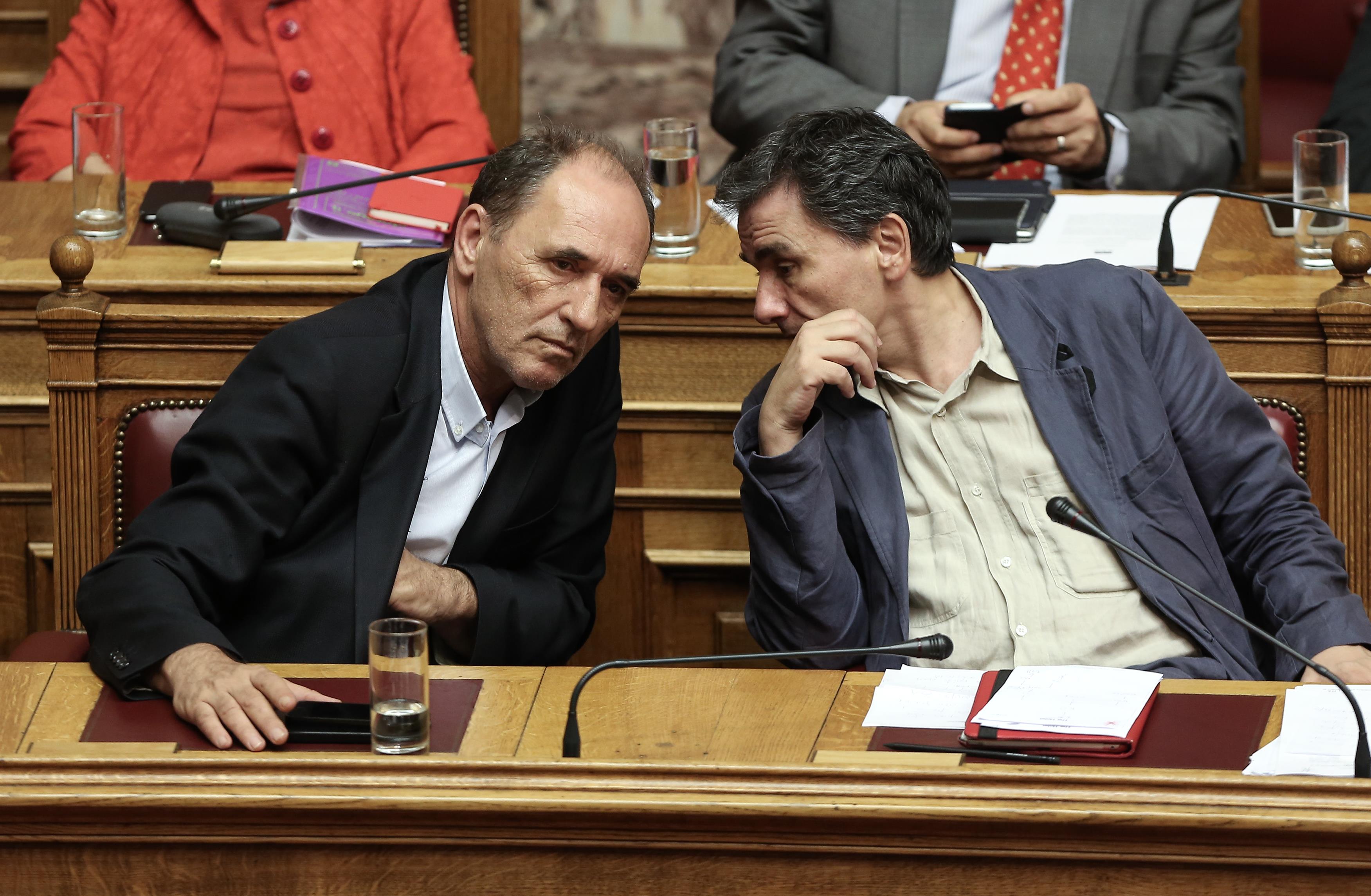 Τσακαλώτος και Σταθάκης ενημέρωσαν βουλευτές του ΣΥΡΙΖΑ για τη συμφωνία