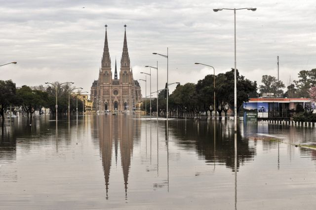 Πλημμύρες στην Αργεντινή με τρεις νεκρούς