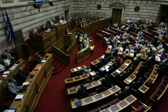 Με 222 «ναι» ψηφίστηκε το τρίτο μνημόνιο, 44 απώλειες για τον ΣΥΡΙΖΑ