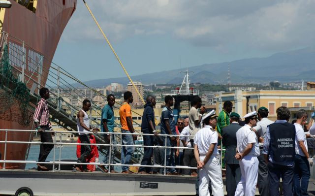 Επιζήσαντες μετανάστες της νέας τραγωδίας έφθασαν στην Σικελία