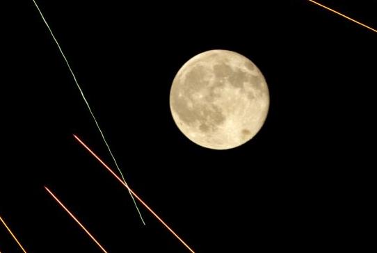 Άφθονο «ρέει» το νέον στην ατμόσφαιρα της Σελήνης