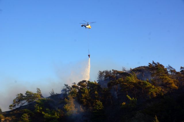 Μαίνεται για δεύτερη ημέρα η φωτιά στο Ξυλόκαστρο