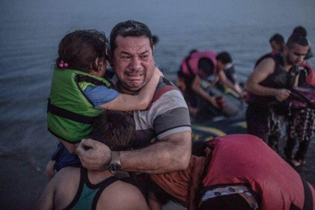 Τα δάκρυα ενός πατέρα στην Κω: Η φωτογραφία-σύμβολο για το μεταναστευτικό