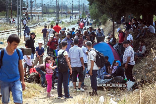 ΠΓΔΜ: Ανοιξαν τα σύνορα για σταδιακή διέλευση των προσφύγων, σκηνές πανικού