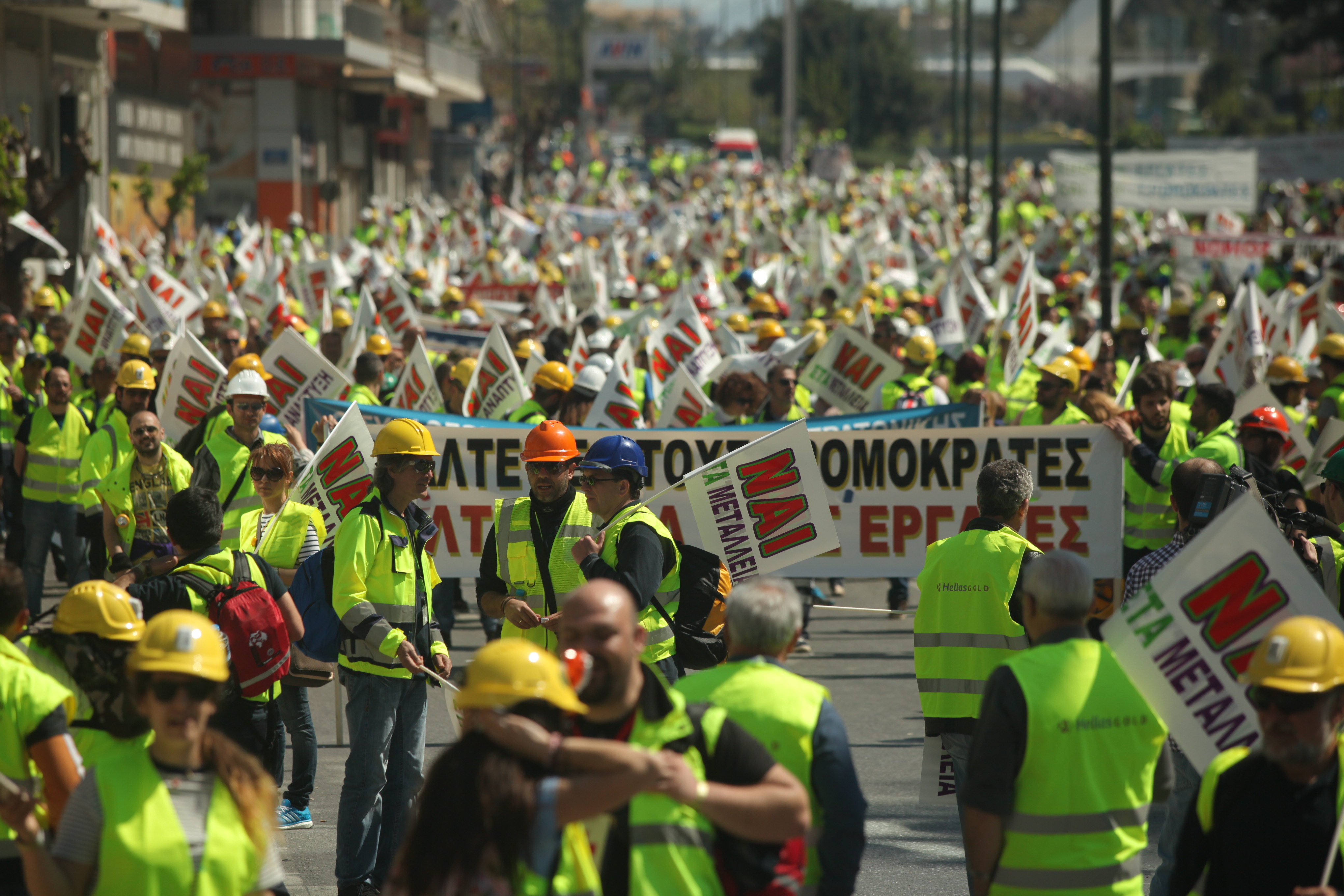 Κλείνουν δρόμους επ' αόριστον οι εργαζόμενοι της Ελληνικός Χρυσός