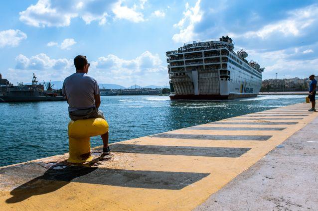 Στον Πειραιά το «Ελ.Βενιζέλος» με σχεδόν 2.500 πρόσφυγες