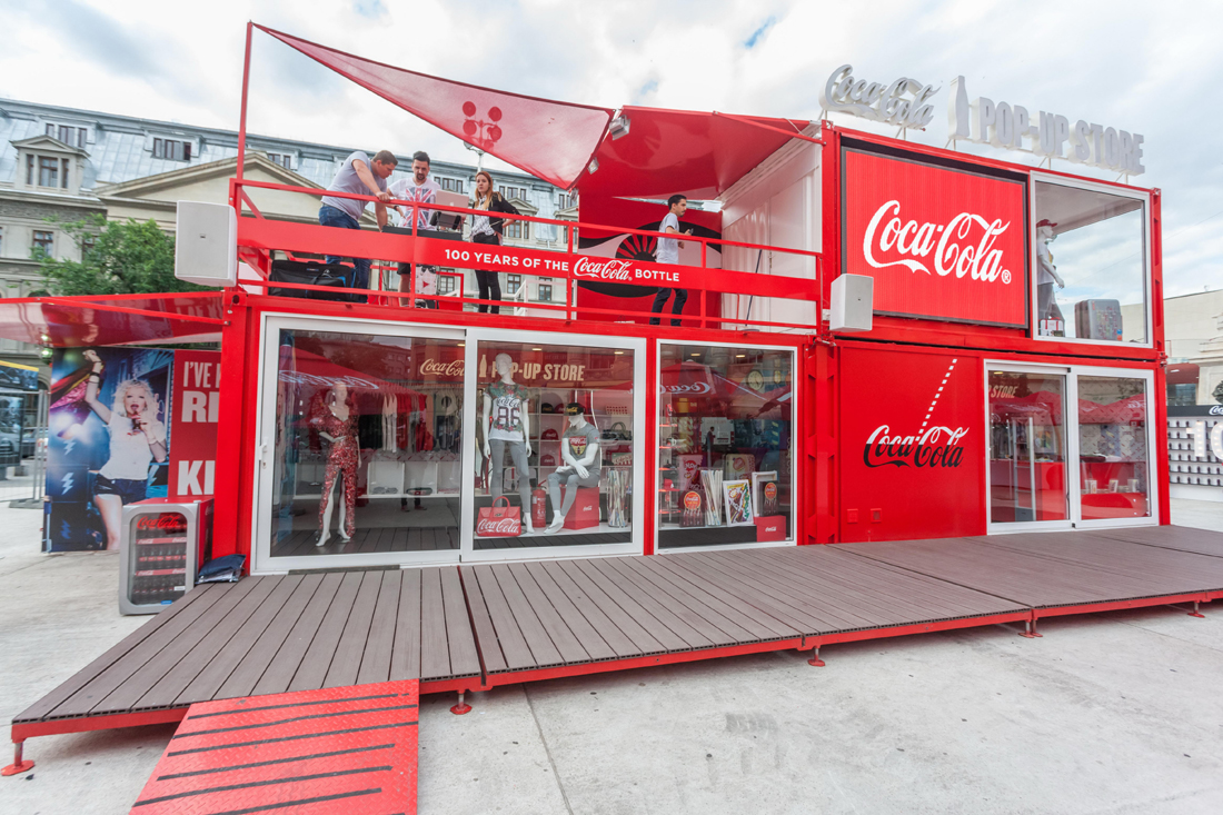 To μπουκάλι της Coca-Cola σβήνει 100 κεράκια και φέρνει το Coca-Cola Pop-Up Store στην Ελλάδα