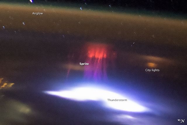 Γιγάντιοι «κόκκινοι κεραυνοί» φωτογραφήθηκαν από το Διάστημα