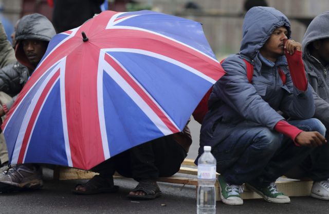 Σε επίπεδα ρεκόρ η καθαρή μετανάστευση στη Βρετανία