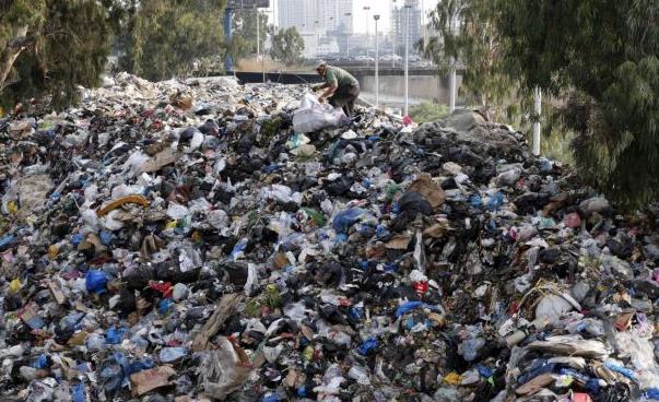 Tα βουνά σκουπιδιών στη Βηρυτό καταπίνουν την παράλυτη κυβέρνηση