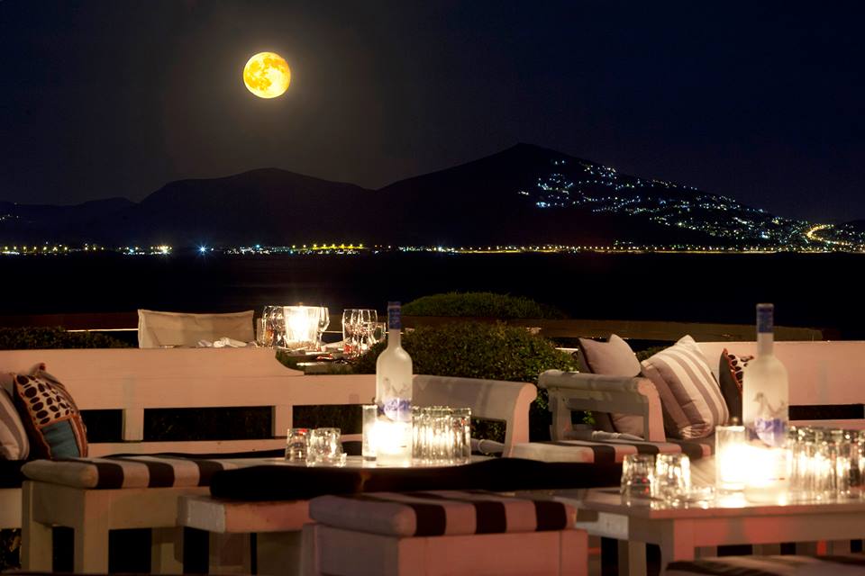 Full moon πάρτι σε παραλίες και ταράτσες