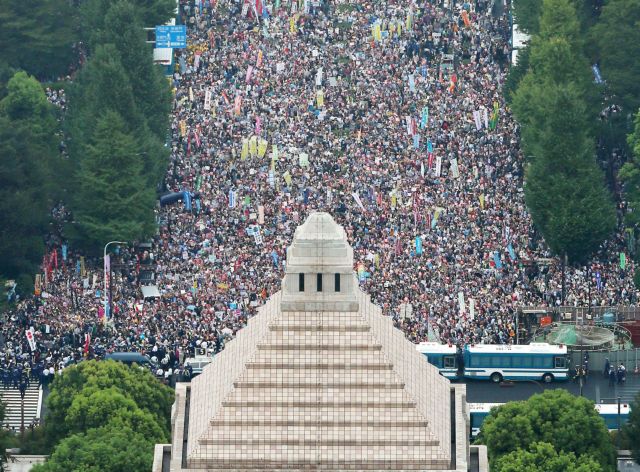 Ιαπωνία: Διαδήλωση κατά του νόμου για ανάπτυξη στρατού στο εξωτερικό