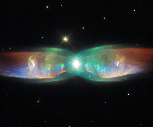 To Hubble θαυμάζει μια αέρινη κοσμική πεταλούδα